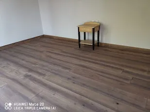 Piso laminado gris con acabado madera