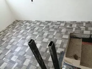 Piso vinílico gris instalado en escalera