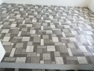 Piso vinílico gris con diseño geométrico